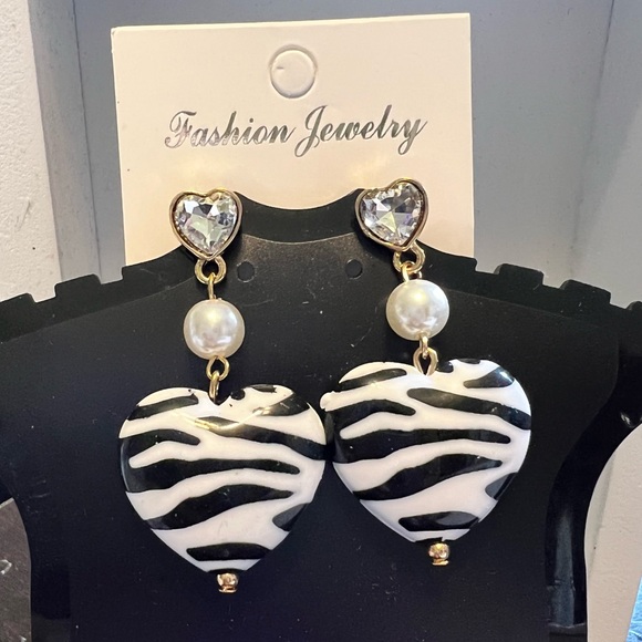 Zebra print heart earrings - Picture 9 of 9